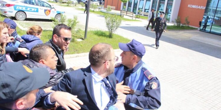 Kushtetuesja jep vendimin për Çështjen e Teatrit”! Ndreca ironizon Bardhin: Jo vetëm rezultatet elektorale, as vendimet e gjykatës s’po mësojnë ti lexojnë këta