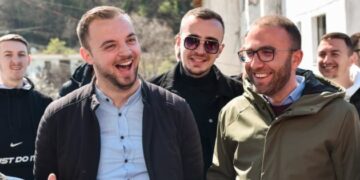 Gazetarja ironizon Gaz Bardhin: Deri dje bëje shoferin e Bylykbashit dhe mbaje dosjet e tij, sot lëviz me truproje