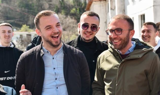 Gazetarja ironizon Gaz Bardhin: Deri dje bëje shoferin e Bylykbashit dhe mbaje dosjet e tij, sot lëviz me truproje