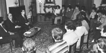 Rrëfimi i rrallë i Skënder Gjinushit: Nuk isha në krah të Ramiz Alisë, por të studentëve. Ja e vërteta e takimit të vitit ’90!