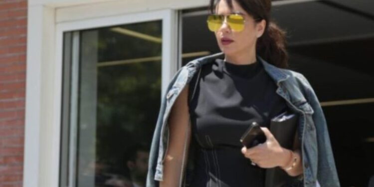 Mesazhet politike të “paradës së modës” në selinë e PD-së