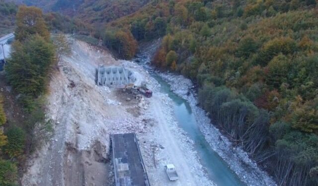 Pezullimi i HEC-eve në Valbonë me emra të vdekurish, shoqatat: Presim nëse do të zbatohet nga kompania