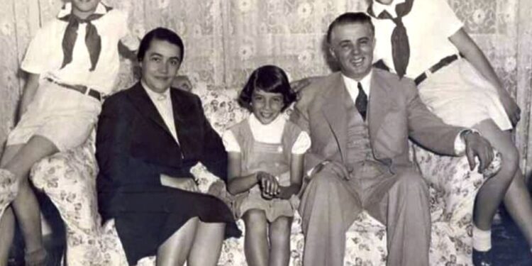 A duhet të ishte shpallur edhe familja e Enverit, e persekutuar nga regjimi komunist?!