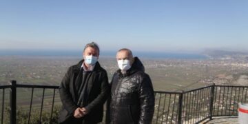 Nikoll Lesi tallet me Metën: U hodh tek peshkaqenët, por shpëtoi se u tremb peshkaqeni