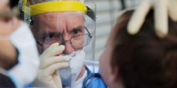 Studimi i fundit: COVID ka deri në 200 simptoma, nga halucinacionet tek dridhjet