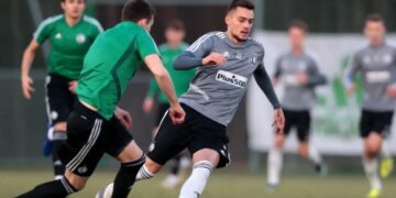 I bën shpesh në stërvitje, e pa gjithë Polonia: “Hoqa syzet dhe fërkova sytë”! Goli i Muçit “huton” trajnerin e Legias