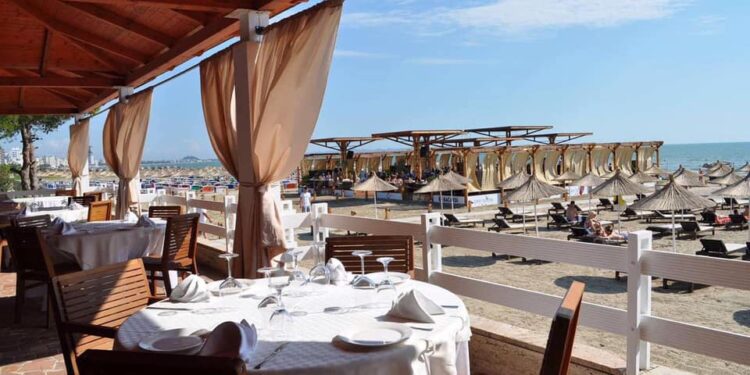 ” E re pedhja, ego ena kafe…”: Të pështirë! Familja shqiptare nga Greqia me pushime në Durrës