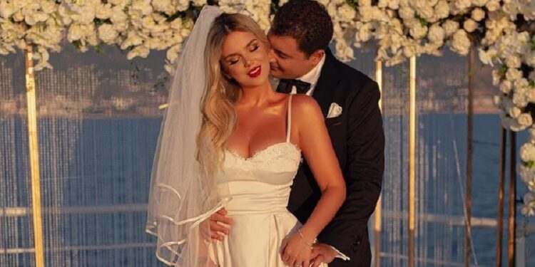 FOTOT/ Nipi i Enver Hoxhës unazë martese mbi 20 mijë euro për Rezarta Shkurtën