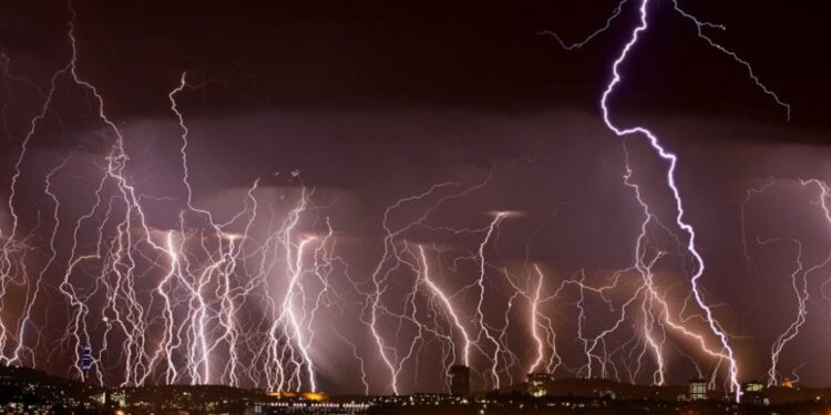 Stuhia e pazakontë e rrufeve lë pa fjalë shkencëtarët
