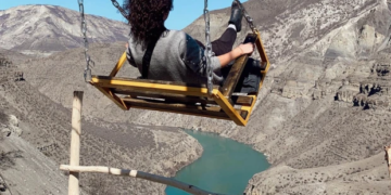 Momentet e tmerrit kur gratë bien nga këputja e lisharësit buzë greminës, mbijetojnë në 2000 m lartësi