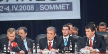 “Po një sekondë, se PD e ka futur Shqipërinë në NATO”?! Analisti  deklaron publikisht si është e vërteta: Nuk na futi PD, por na futën…!