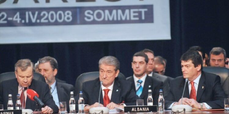 “Po një sekondë, se PD e ka futur Shqipërinë në NATO”?! Analisti deklaron publikisht si është e vërteta: Nuk na futi PD, por na futën…!