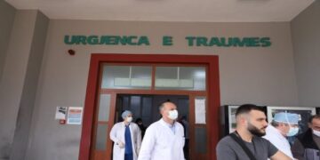 Prangosen dy mjekët “xhepistë” të Traumës: Babai i njërit prej të plagosurve të Velipojës jep ryshfet pas operacionit