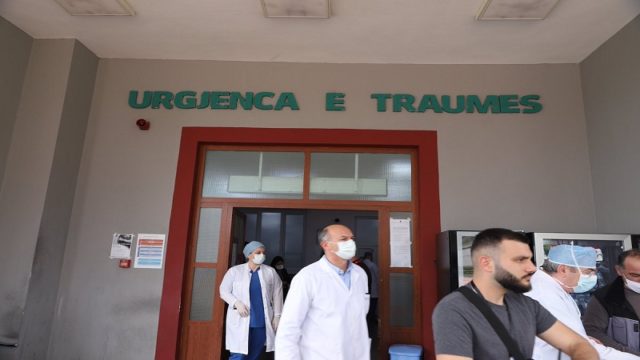 Prangosen dy mjekët “xhepistë” të Traumës: Babai i njërit prej të plagosurve të Velipojës jep ryshfet pas operacionit