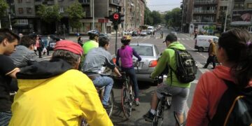 VIDEO/ Debat në semafor, gruaja ndjek me shufër hekuri të riun