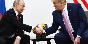 “The Guardian”: Putin autorizoi operacion sekret në mbështetje “të të paqëndrueshmit mendor” Donald Trump