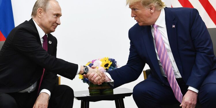 “The Guardian”: Putin autorizoi operacion sekret në mbështetje “të të paqëndrueshmit mendor” Donald Trump