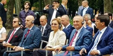 Meta distancohet nga Berisha: Axhendë më vete pas goditjeve të SHBA kundër ish-kreut të PD! Mister zhdukja e Monikës nga skena politike pas vizitës në Amerikë dhe Hungari