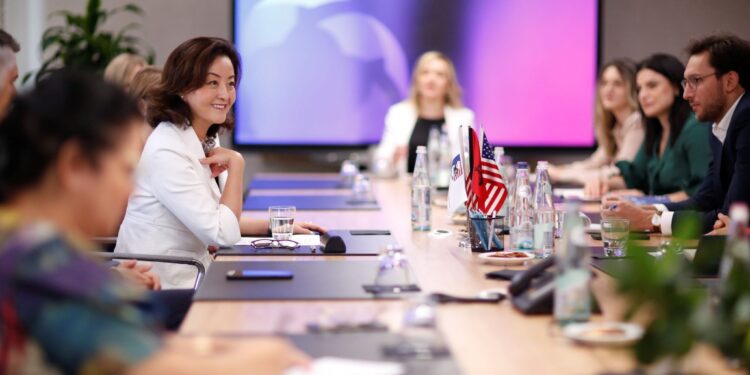 Yuri Kim: Shqipëria të marrë parasysh rolin e studentëve në ndërtimin e një të ardhme të ndritur