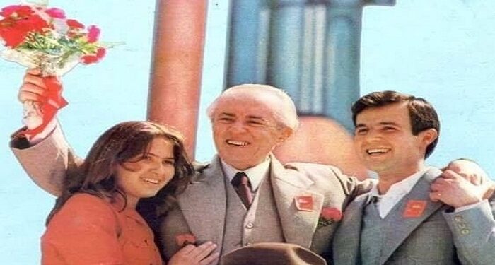 Zbulon veten në Fb se cila është vajza në krah të Enver Hoxhës