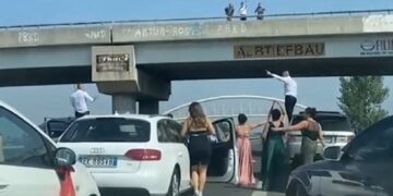 VIDEO/ “Talebanët në Albanistan”! Po merrte nusen dhe qëlloi me breshëri kallashnikovi nga ‘Range Roveri’ në autostradën e Laçit, shpallet në kërkim autori nga Kurbini