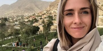 E vetmja femër në konferencën e parë për shtyp: Njihuni me gazetaren që u përball me talebanët dhe bëri pyetjen e guximshme “live”