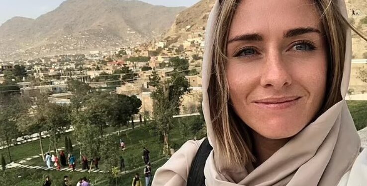 E vetmja femër në konferencën e parë për shtyp: Njihuni me gazetaren që u përball me talebanët dhe bëri pyetjen e guximshme “live”