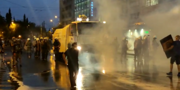 Shndërrohet në dhunë protesta në Greqi: Tym dhe flakë, gaz lotsjellës ndaj protestuesve!