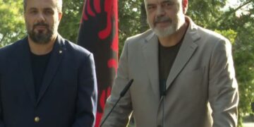 Vjen momenti i shumëpritur! Mbërrijnë në atdhe 5 gra dhe 14 fëmijë shqiptarë që ishin të ngujuar në kampin e ferrit ‘Al Hol’ në Siri: Shoqërohen nga Rama dhe Çuçi (Video)
