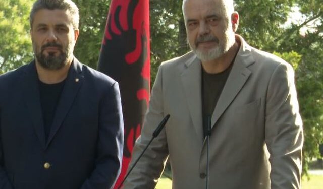 Vjen momenti i shumëpritur! Mbërrijnë në atdhe 5 gra dhe 14 fëmijë shqiptarë që ishin të ngujuar në kampin e ferrit ‘Al Hol’ në Siri: Shoqërohen nga Rama dhe Çuçi (Video)