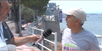 Njihuni me shqiptarin hero që shpëtoi shtëpinë e fqinjit me një “degë ulliri” në Greqi! Merr shumë vëmendje detaji në bluzën që kishte veshur: Voto 12 PS (Video)