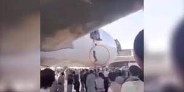 A i’a doli të shpëtonte?! Imazhet e pabesueshme që po qarkullojnë me shpejtësi: Djali ngjitet në avion edhe pse ai ishte gati për tu nisur