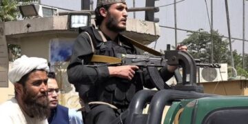 VIDEO/ Pamje të tmerrshme, talebanët tradhtojnë shpejt premtimet:  I lyejnë me zift dhe i torturojnë në publik duke i lidhur pas kamionit! Ekzekutohet gruaja që refuzoi burkën dhe zbarkojnë derë më derë duke i marrë zvarrë