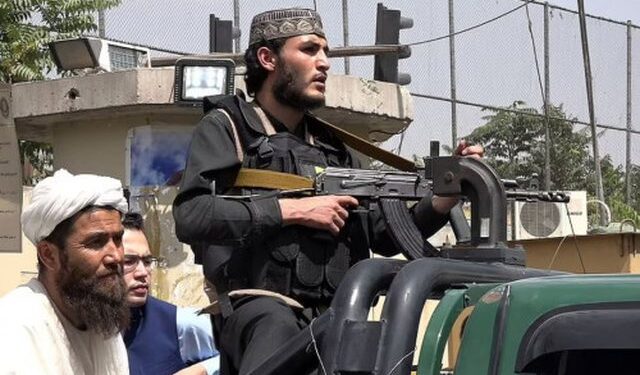 VIDEO/ Pamje të tmerrshme, talebanët tradhtojnë shpejt premtimet:  I lyejnë me zift dhe i torturojnë në publik duke i lidhur pas kamionit! Ekzekutohet gruaja që refuzoi burkën dhe zbarkojnë derë më derë duke i marrë zvarrë