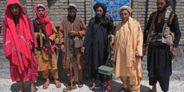 Me syze, pa mjekër dhe rroba të shtrenjta/ Talebanët e rinj braktisin pamjen e lënë pas dore të paraardhëse, ndryshojnë look në pushtet (Foto)