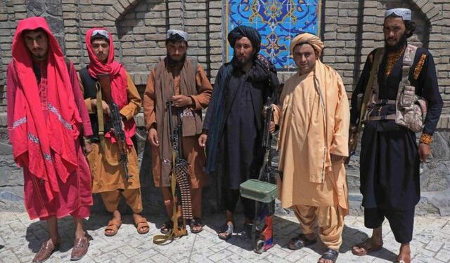 Me syze, pa mjekër dhe rroba të shtrenjta/ Talebanët e rinj braktisin pamjen e lënë pas dore të paraardhëse, ndryshojnë look në pushtet (Foto)