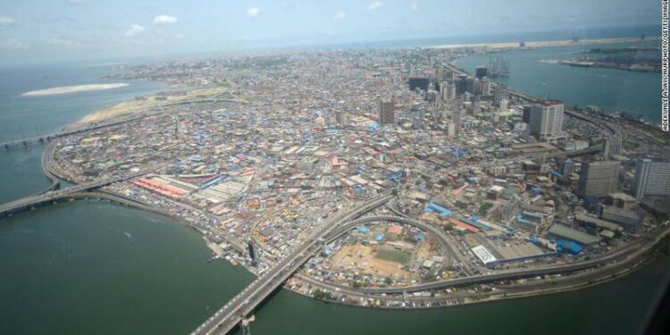 Makina dhe shtëpi të zhytura në ujë, ky është qyteti që rrezikon të zhduket!