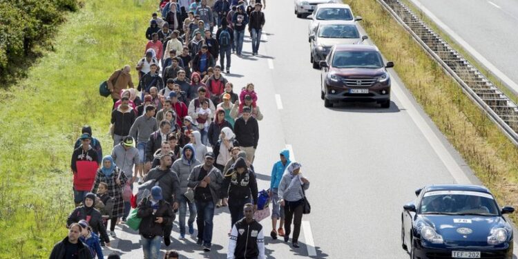 Frika nga një krizë refugjatësh afganë! Skenat dëshpëruese të njerëzve që kapen pas avionëve që ngrihen nga aeroporti i Kabulit ‘tmerrojnë’ Evropën