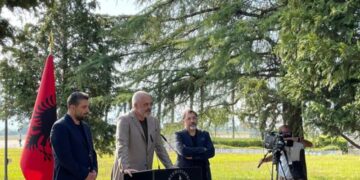 Gra dhe fëmijë largohen nga kampi i ferrit dhe mbërrijnë në Shqipëri! Rama në humor të mirë, nis ditën me të qeshura: Faleminderit që keni ardhur në këtë zonë të…