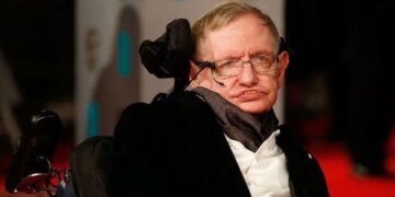 Bëri ‘lëmsh’ shkencëtarët dhe i la me shumë pikëpyetje: Ja katër teori të çuditshme të Stephen Hawking që dolën të vërteta!
