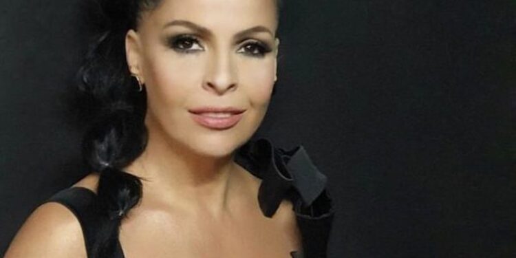 “Një nga ata ishte edhe vëllai im, me një gomone mes detit, pa ditur as rreziqet që e prisnin”! Aurela Gaçe kujton momentet e vështira të 30 viteve më parë: Është kaq e dhimbshme …