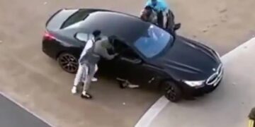 Pamje të rënda! Sherr mes të rinjve: 20-vjeçari përfundon nën rrotat e makinës