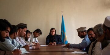 “Jam ulur këtu duke pritur që të vijnë ata”! I ka shpëtuar 3 atentateve, por i vranë babain! Kush është kryebashkiakja që po pret në qetësi vdekjen nga talebanët