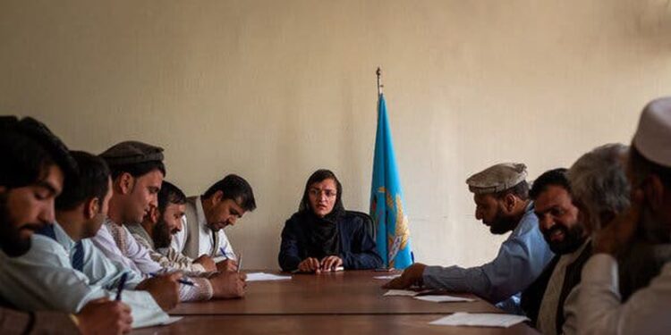 “Jam ulur këtu duke pritur që të vijnë ata”! I ka shpëtuar 3 atentateve, por i vranë babain! Kush është kryebashkiakja që po pret në qetësi vdekjen nga talebanët