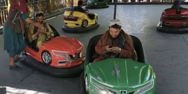 Videot që po ‘thyejnë’ rrjetin! Me armët në krahë talebanët argëtohen në parkun e lojërave për fëmijë: Shihni çfarë bëjnë në palestrën e pallatit presidencial të Kabulit!