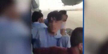 Mbahen me forcë në rrotën e avionit: Publikohet momenti i TMERRIT! Afgani filmon veten dhe turmën teksa largohet nga Kabuli (Video po bën xhiron e rrjetit)