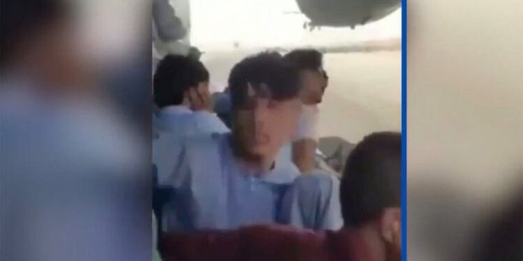 Mbahen me forcë në rrotën e avionit: Publikohet momenti i TMERRIT! Afgani filmon veten dhe turmën teksa largohet nga Kabuli (Video po bën xhiron e rrjetit)