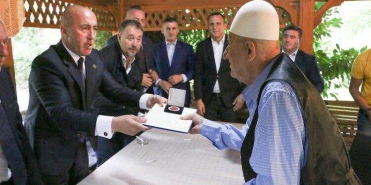 Dikur kundërshtarë politikë, Ramush Haradinaj i shkon për vizitë familjes së Hashim Thaçit