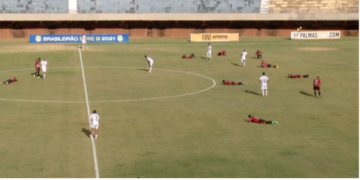 Video që po ‘thyen’ rrjetin/ Bletët sulmojnë fushën: Futbollistët braktisin ndeshjen dhe bëjnë veprimin e menjëhershëm