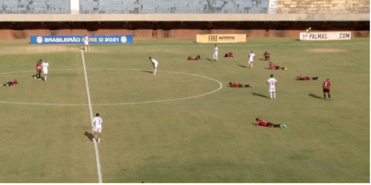 Video që po ‘thyen’ rrjetin/ Bletët sulmojnë fushën: Futbollistët braktisin ndeshjen dhe bëjnë veprimin e menjëhershëm